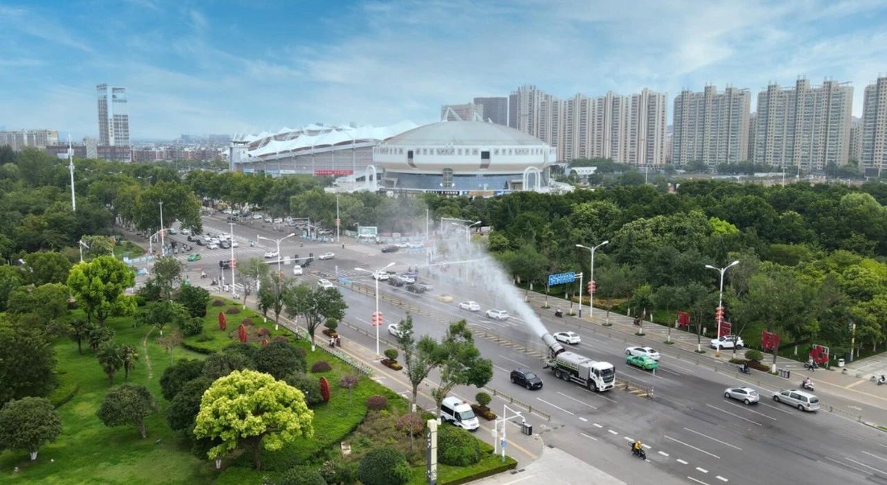 今年会jinnianhui环境荣登“城市服务十大影响力企业”和“环卫装备十大影响力企业”双榜